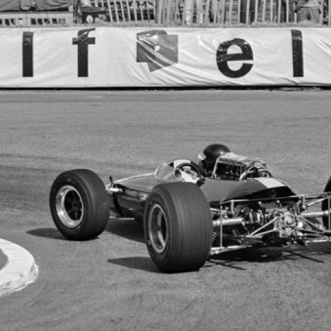 Vue 3/4 arrière de la Lotus 33 à moteur V8 Climax
© Eric Della Faille Vue 3/4 arrière de la Lotus 33 à moteur V8 Climax
© Eric Della Faille